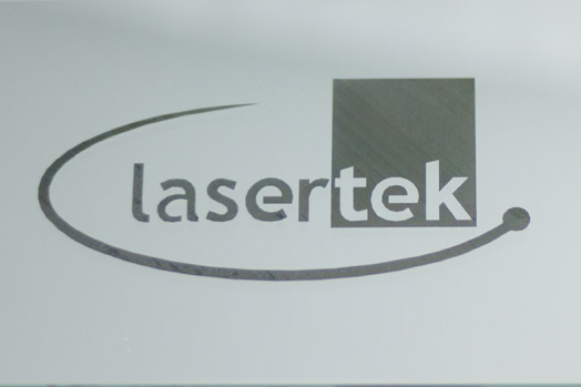 Grabado laser de metales Lasertek 8